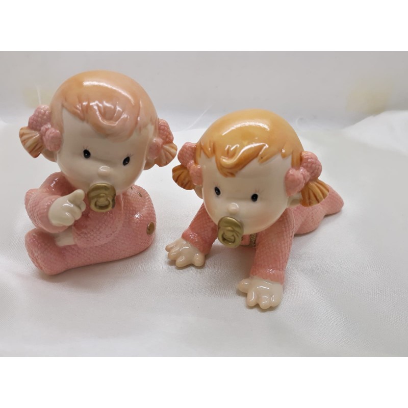 Bambine in porcellana,  assortite due modelli,  cm 5,5 x 4 x 7    cm 5 x 8,5 x 6,5.