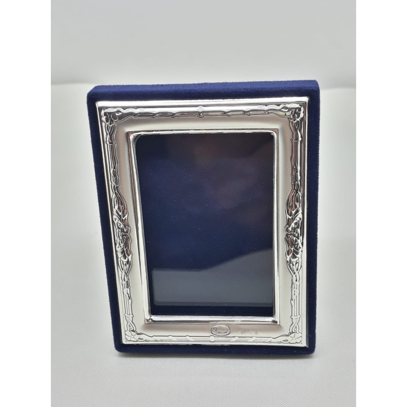 Cornicetta in argento( lamina argento applicata su una lastra in metallo) .   cm 6 x 8  esterno , cm 3,5 x 5,5  foto.